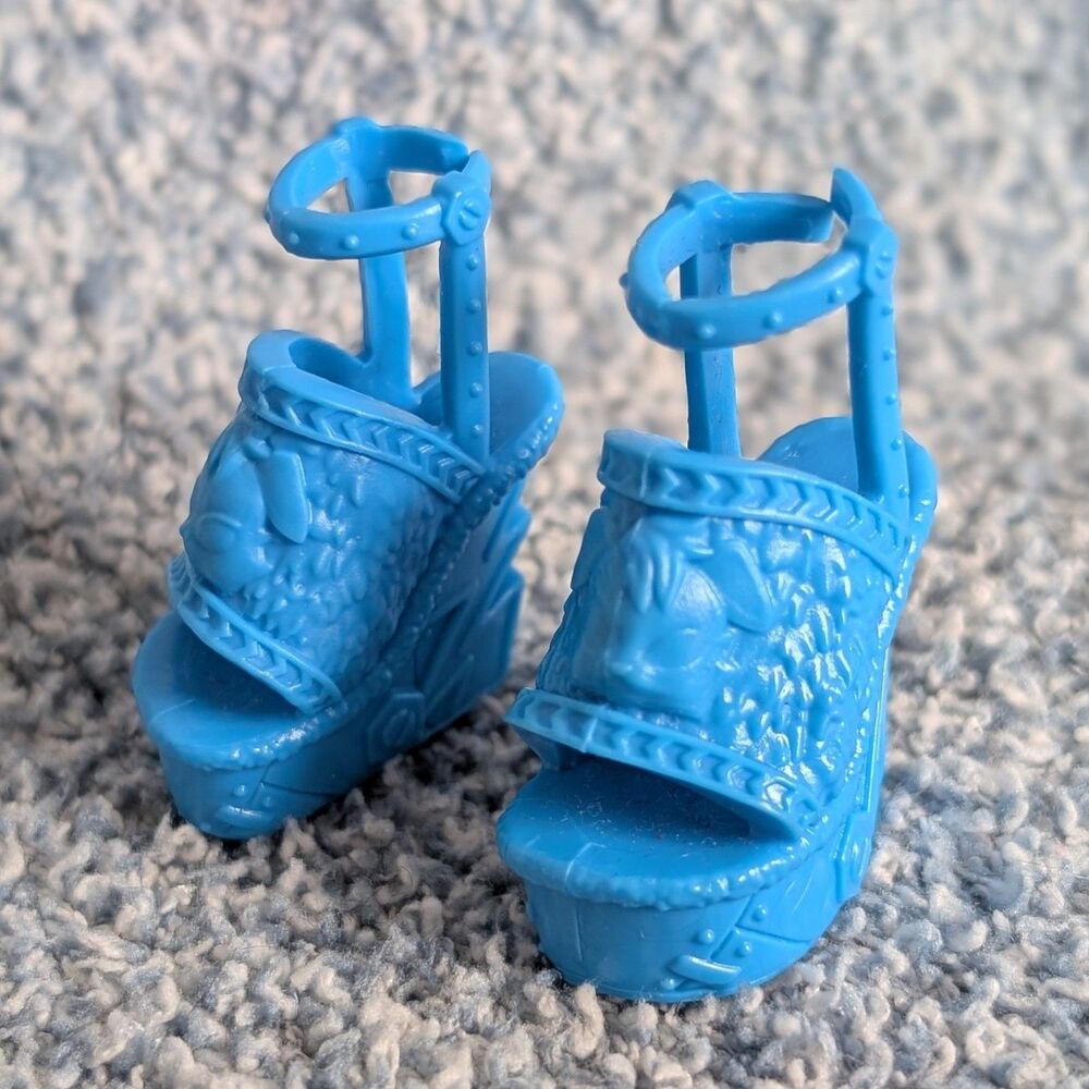 Monster High Doll G3 Frankie Stein Buried Secrets Cozy Creepover Lightning Shoes